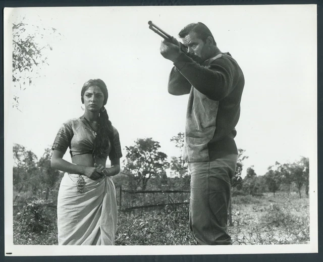 SONIA SAHNI CLINT WALKER in Maya '66 AIMING GUN