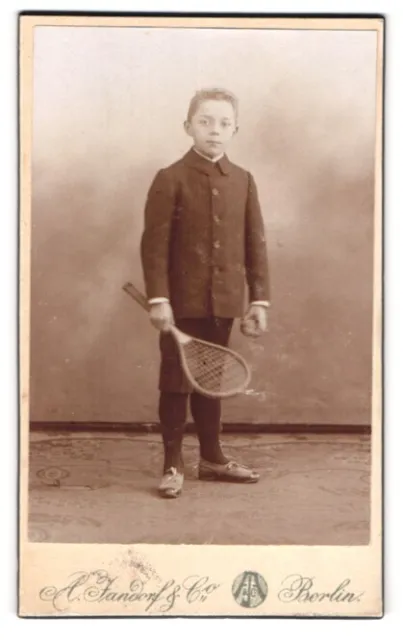 Fotografie A. Jandorf & Co, Berlin, Spittelmarkt 16 /17, Junge mit Tennisschläg