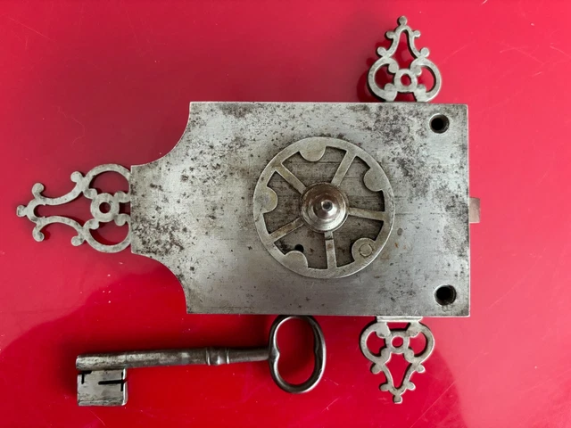 ANCIENNE SERRURE DE porte fer forgé avec sa clé d’origine époque XVIII