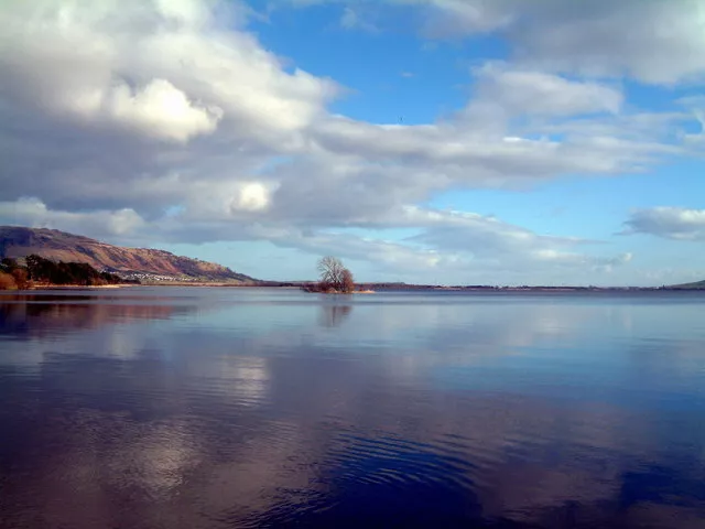 Photo 6x4 Loch Leven Kinross View towards Kinnesswood and Bishop Hill in  c2002