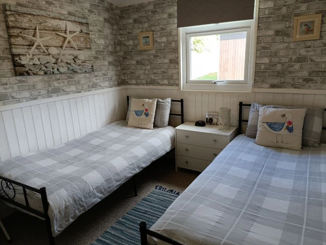 FOR SALE 2 Bed FREEHOLD Beautiful Holiday Home INDOOR SWIMMING POOL West Wales
