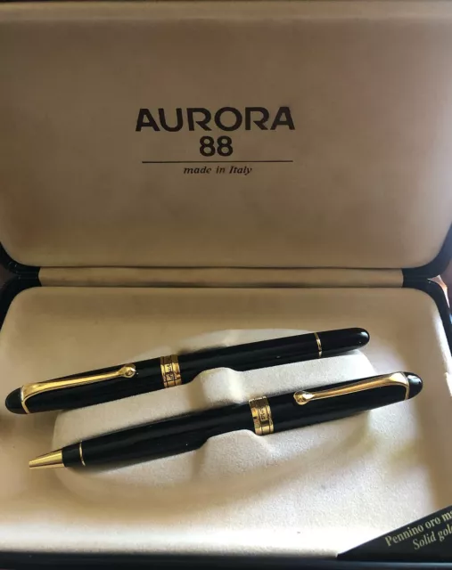 Aurora 88, penna stilografica pennino oro 14 kt, resina nera e penna a sfera