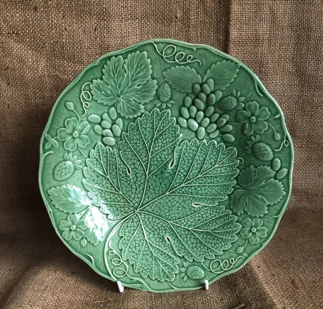 VINTAGE CROWNFIELD POTTERY GREEN GLAZED STRAWBERRY LEAF MAJOLICA PLATE