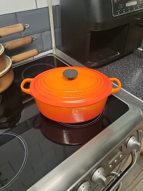 Cazuela ovalada de hierro fundido Le Creuset naranja volcánica 23 cm