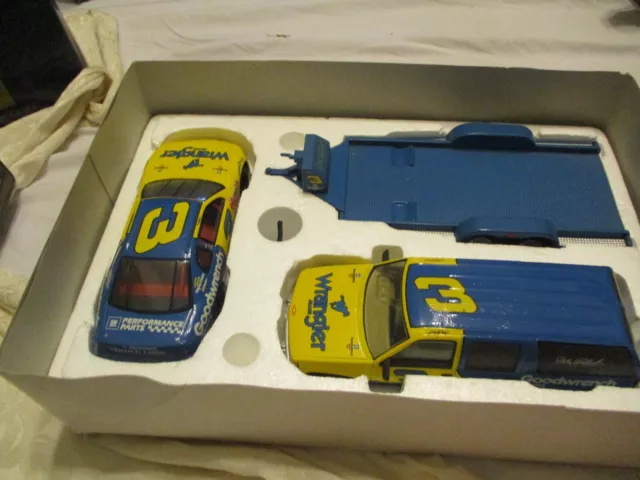 Brookfield 1/24 Dale Earnhardt Wrangler Suburban Car And Trailer