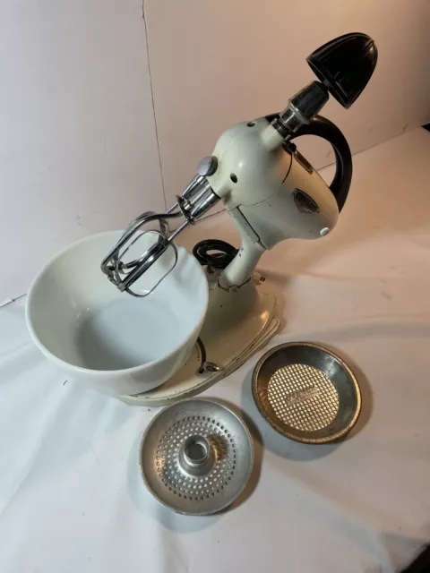 Vintage 50’s Hamilton Beach Model G Electric Mixer (Works), Beaters Pyrex Bowl 3