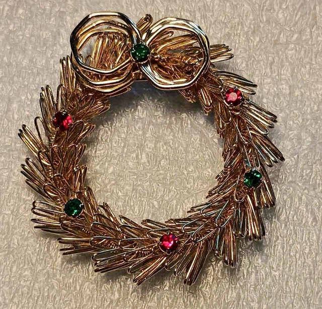 CHRISTMAS Pin Brooch Vintage Wreath Red Green Enamel Textured Gold Tone Estate