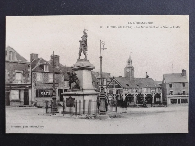 cpa 61 - BRIOUZE (Orne) Le MONUMENT aux MORTS et la Vieille HALLE Café E. PITE