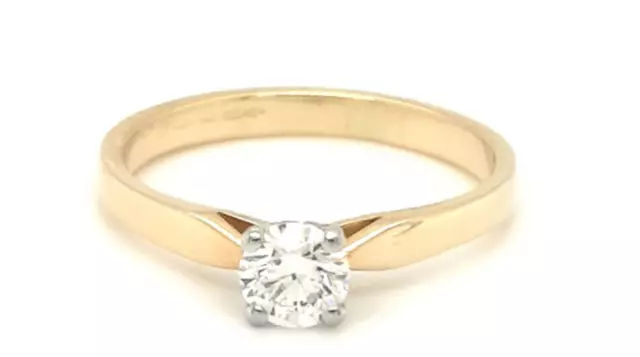 -  A Classic Diamond Engagent Ring 18ct Gold 3