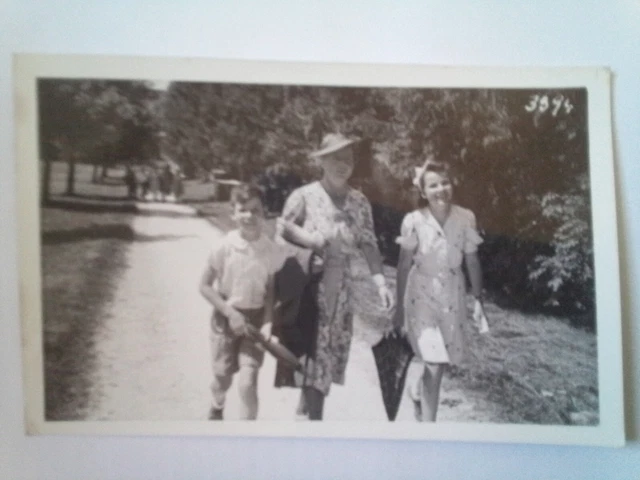 CPA. Photo famille. Une mère avec 2 enfants ?