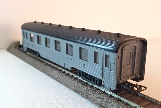 MODÉLISME FERROVIAIRE - voiture voyageurs type Corail - Roco