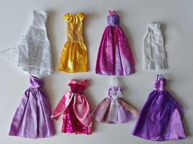 Lot De Poupées Barbie Avec Habits Et Accessoires - Occasion
