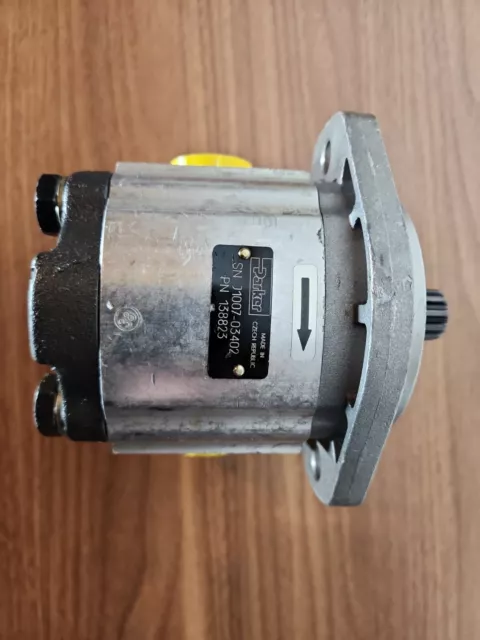 Parker Crown Forklift Hydraulic Pump Part Number 138823 New Old Stock