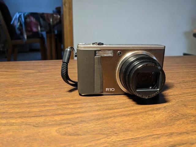 Ricoh R10 Digital camera w/ battery & charger, 2GB SD card, case and strap