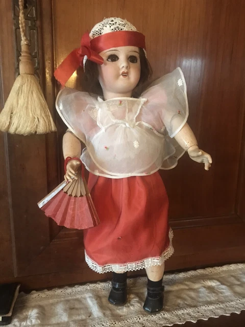 Lot de 11 têtes de poupées en biscuit de porcelaine dont