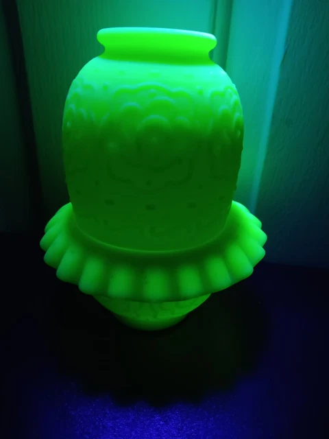 Fenton Persian Medallion Ruffled Yellow Custard Vaseline/Uranium Fairy Lamp GLOW
