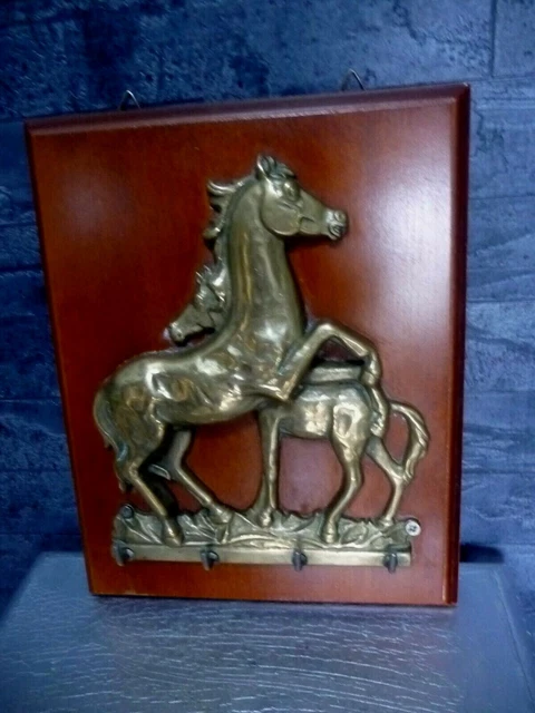 MÉDAILLE BARIL DE BIÈRE OU VIN VINTAGE DECORATION harnais de cheval ,EN