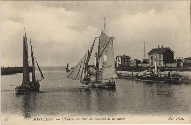 CPA HONFLEUR L'Entree du Port au Moment de la Maree (1228334)