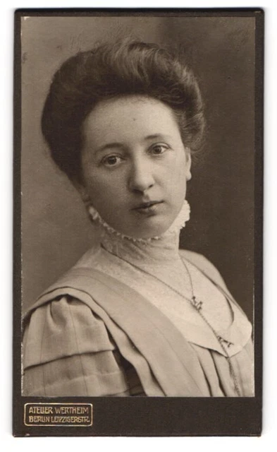 Fotografie Atelier Wertheim, Berlin, Leipzigerstrasse, Hübsche Dame in hochgesc