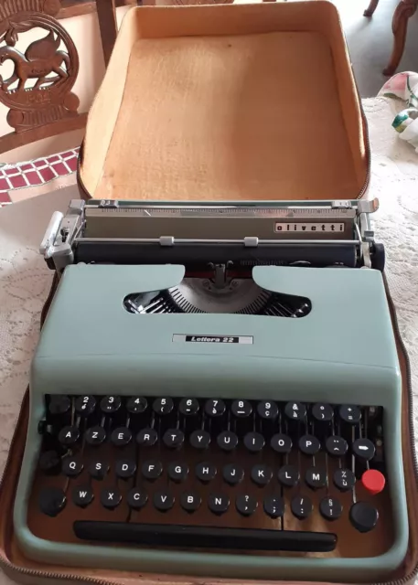 Machine à Ecrire, couleur bleue verte, Olivetti Lettera 32 de 1959