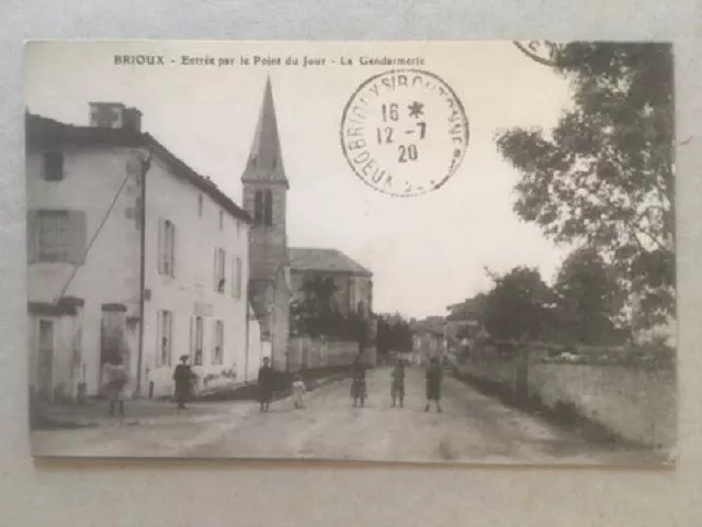 Cpa Brioux (79) Entree Par Le Point Du Jour - La Gendarmerie - Animee