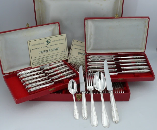 Ménagère 61 pièces avec couteaux, métal argenté, style Louis XV, excellent état.