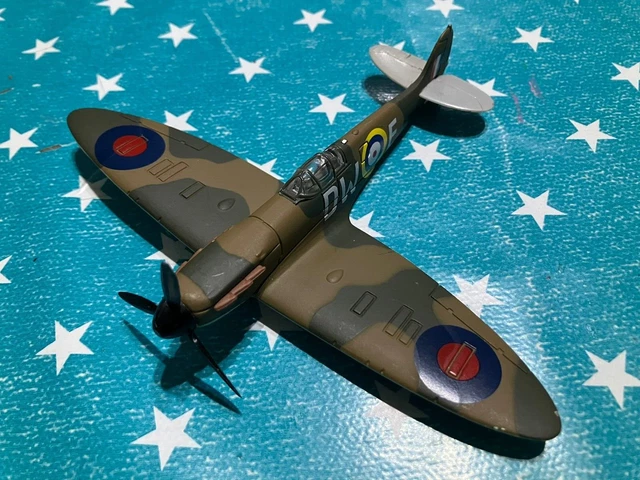 Oxford Diecast AC003 Hawker Hurricane MkI Pilot Plt Off A