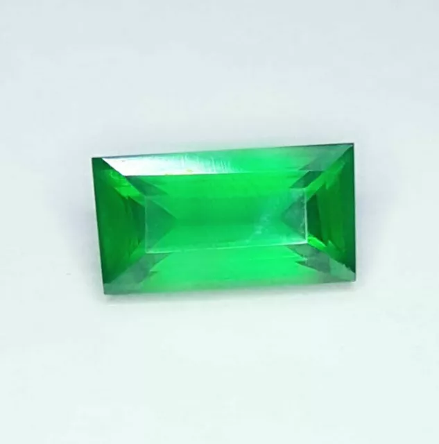 Magnifique grenat tsavorite du brésil de 5,67 carats avec certificat .