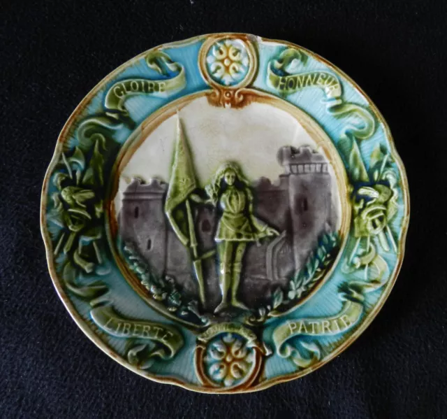 ANCIENNE ASSIETTE en BARBOTINE à l'EFFIGIE de JEANNE d'ARC * ONNAING Fin XIXème