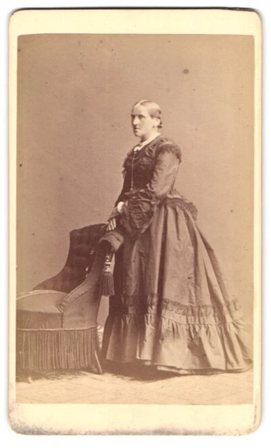 Fotografie Otto Reitmayer, München, Kaufinger Strasse 9, Dame mit strenger Fris
