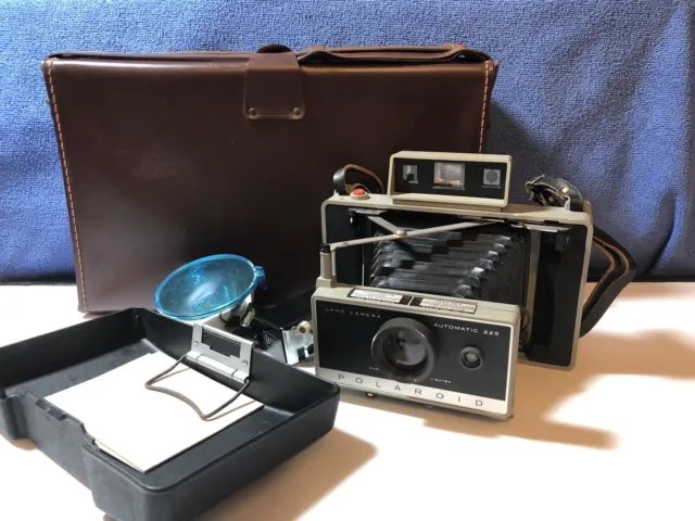 Cámara terrestre automática Polaroid 225 con estuche y flash
