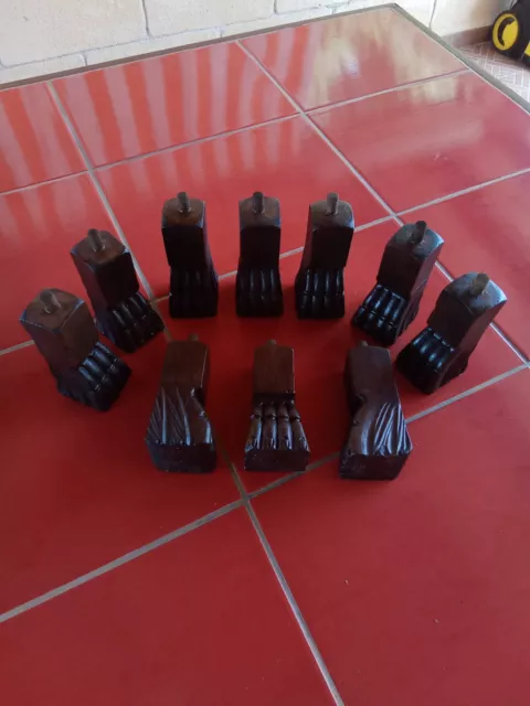 Lotto Di Due Piedi A Zampa In Legno Di Noce.
