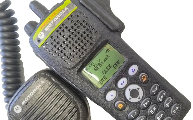 MOTOROLA XTS2500 11 UHF 380-470mhz Digital Radio, Charger & Speaker Mic