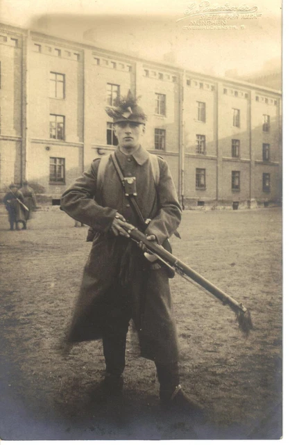 1. WK Foto AK feldgrau Pickelhaube Überzug Gewehr Ausrüstung Kasernenhof