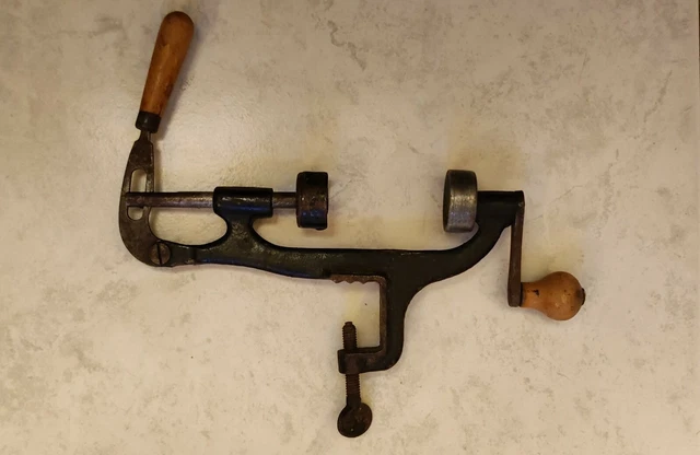 Vendu 🔴Ancien sertisseur de cartouches de chasse en fonte, calibre 16 des années 50 en excellent état 🔴🔴Prix 8500da