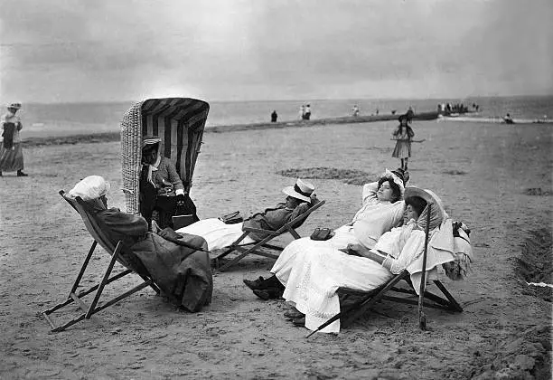 Cinco mujeres mimbre techado silla de playa playa en Nordeney Alemania 1910 FOTO ANTIGUA