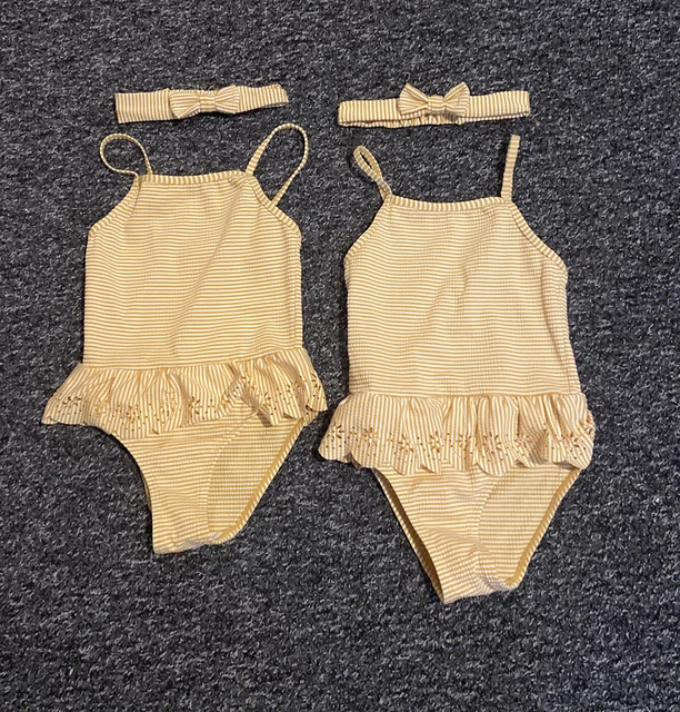 Pacchetto costumi da nuoto e fasce gemelle ragazze Primark età 6-7 a righe gialle