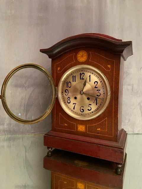 Horloge pendule milieu XXe en acajou noyer à décor marqueté signé Kienzle 8
