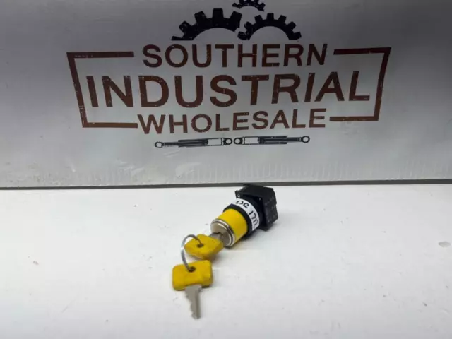 Siemens 3SB3000-3AK01 22MM Key-Operator Switch Yellow Plastic Round Actuator