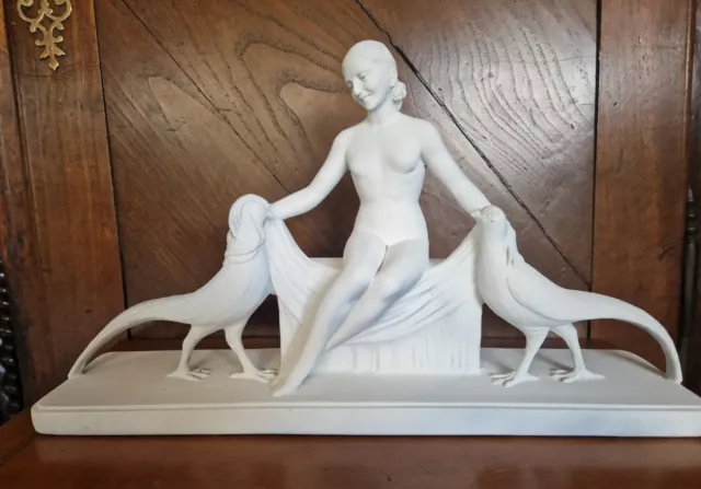 Statue érotique en plâtre signé : femme nue avec son perroquet et son hirondelle