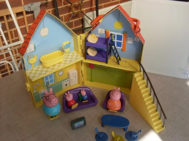 Peppa Pig A Frame House With Furniture And Figures