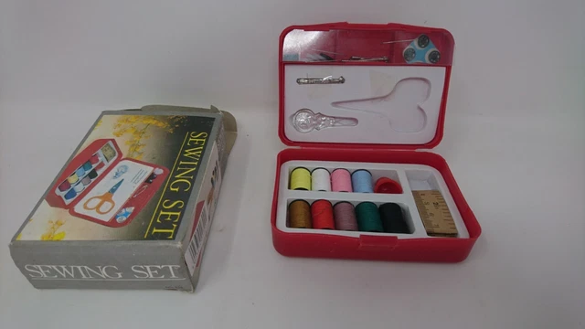 Paquete de costura portátil vintage con hilos, etc. con estuche y caja