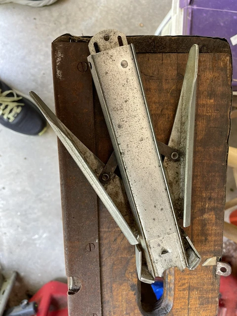 Rare Pig Farm Tool Austin Manufacturing Co. NU-WAY Automatic Hog Ringer Tool
