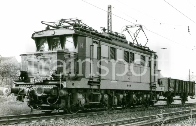 Baryt-Foto E-Lok E44 101 (2), Bw Leipzig West in Wolfen, 1965