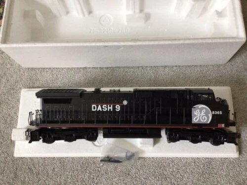Lionel 6-18226 GE Dash-9 Demonstrator #8365---original box