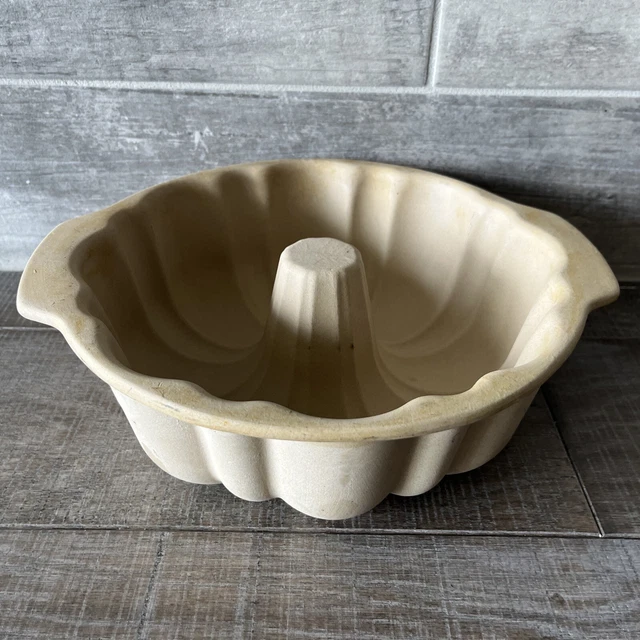 Pampered Chef Stoneware Fluted Pan Bundt Cake Mold Family Heritage Made In USA
