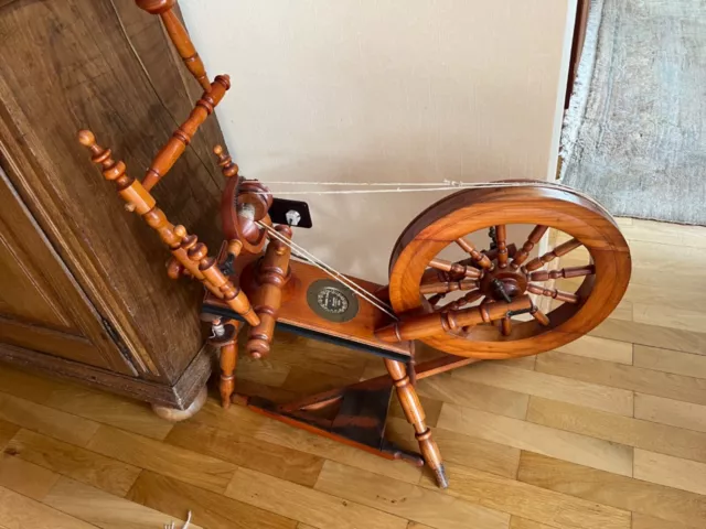 Wunderschönes sehr gut erhaltenes spinnrad antik aus dem Jahr 1889. Makellos