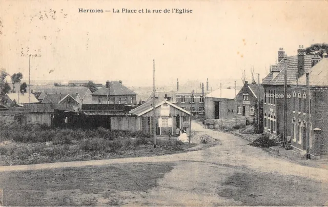 Cpa 62 Hermies La Place Et Rue De L'eglise