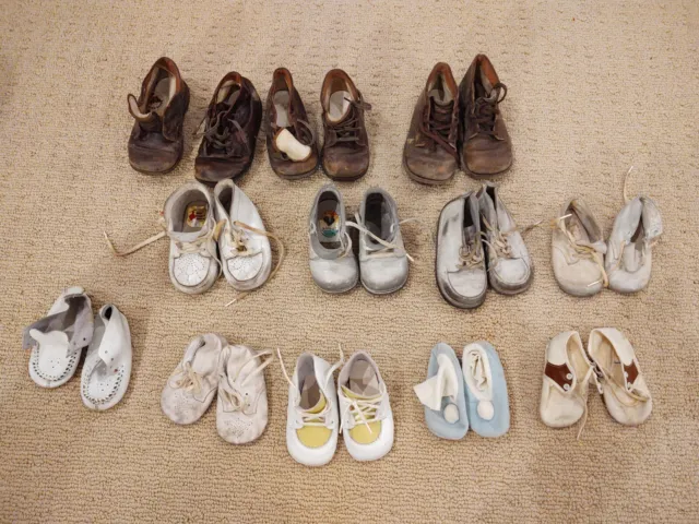Huge lot vintage baby shoes, most leather, boys & girls, 12 pair, dolls/displays