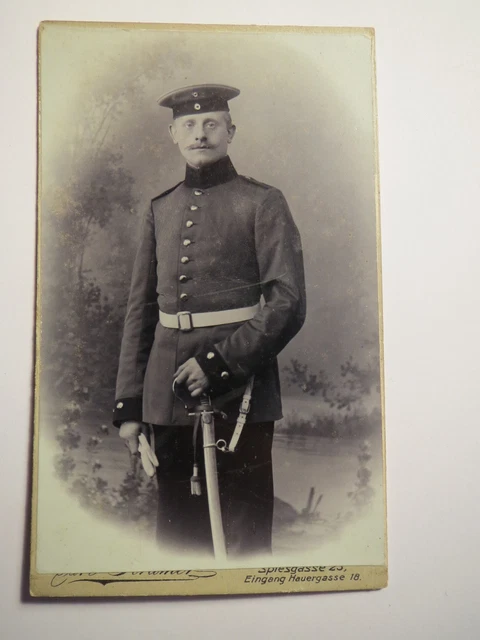 Strassburg i. E. - stehender Soldat in Uniform mit Säbel - Kulisse / CDV